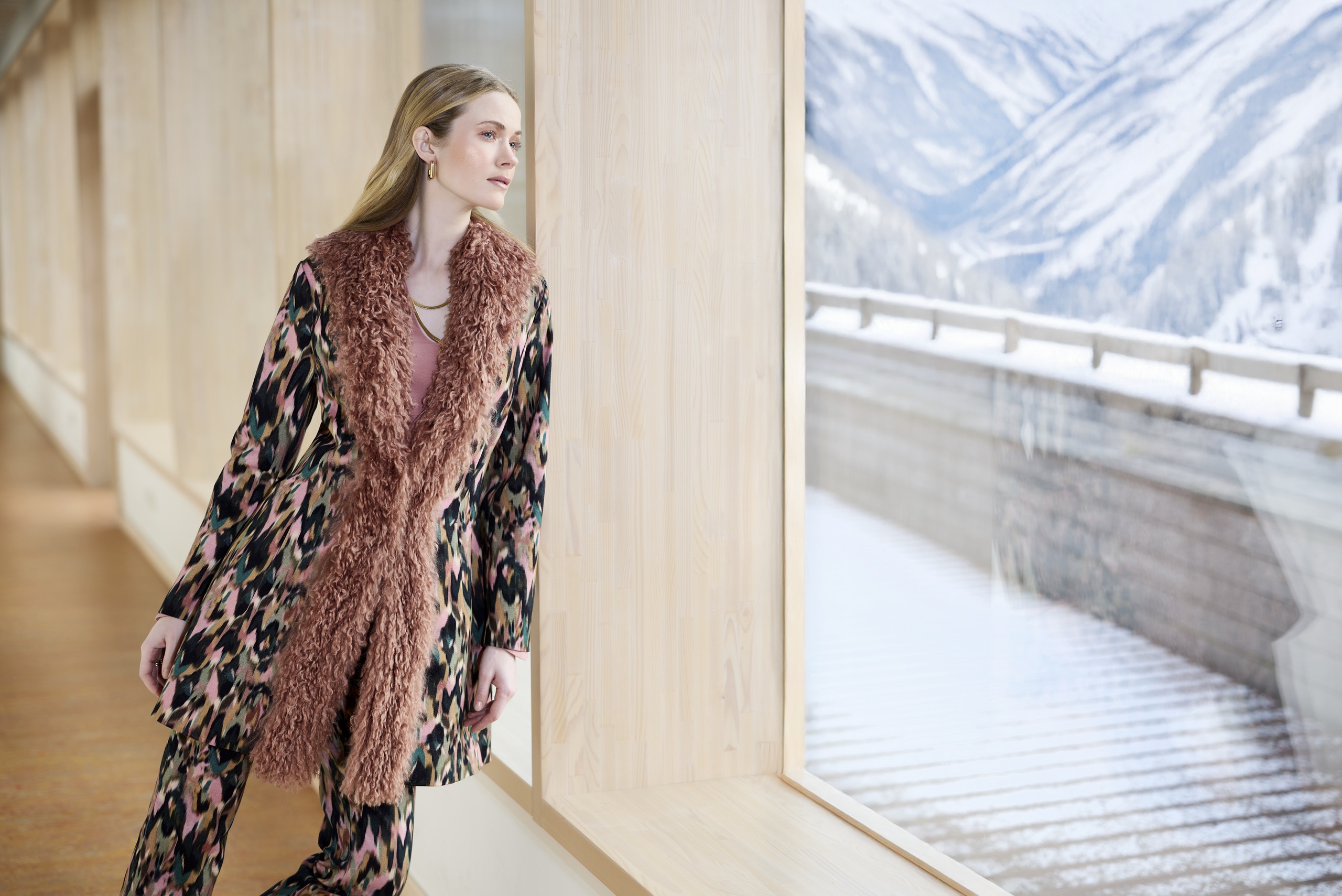 Coat NEFGHANI N 28 305 Col. 075 Shirt GYKA G 24 702 Col. 14 Pants NENISTRA N 21 750 Col. 075_2560x1709 konzept_herbst_2022